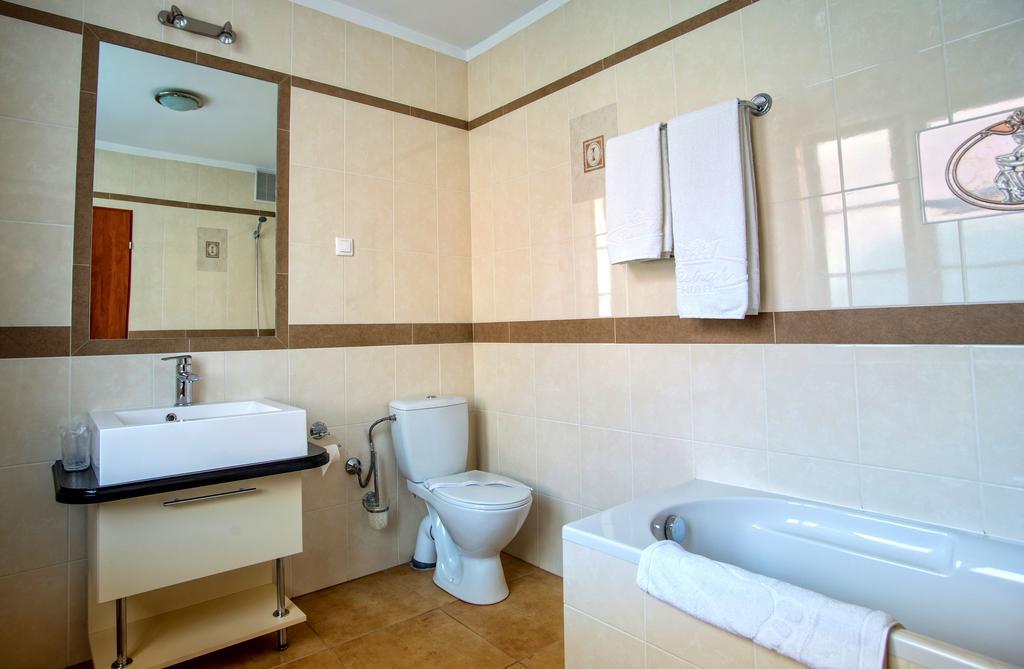 Hotel Adalbertus Gniezno Room photo